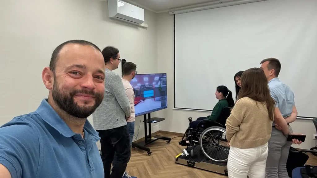 zdjęcie przedstawia uczestników szkolenia, którzy są w trakcie symulacji